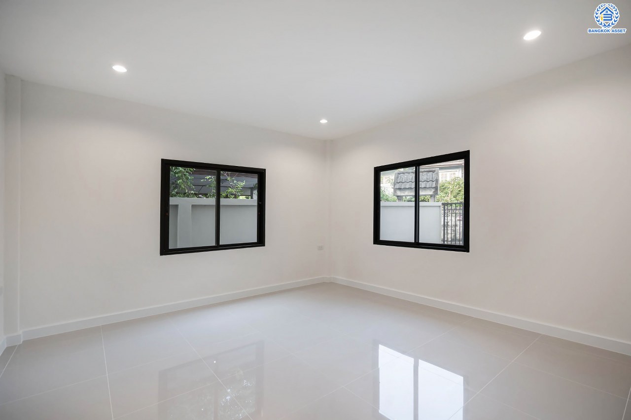 บ้านมือสองตกแต่งใหม่ โครงการ บูรพาวิลล่า3 บรมราชชนนี เนื้อที่ 60 ตร.ว. ฟังก์ชันครบ 4 ห้องนอน 3 ห้องน้ำ 1 ห้องอเนกประสงค์ 2 ที่จอดรถ บ้านสวยสภาพดี พร้อมเข้าอยู่ บนทำเลศักยภาพเข้า-ออกได้หลายเส้นทาง ใกล้รถไฟฟ้าสายสีน้ำเงิน "สถานีไฟฉาย" และทางด่วน "ศรีรัช"